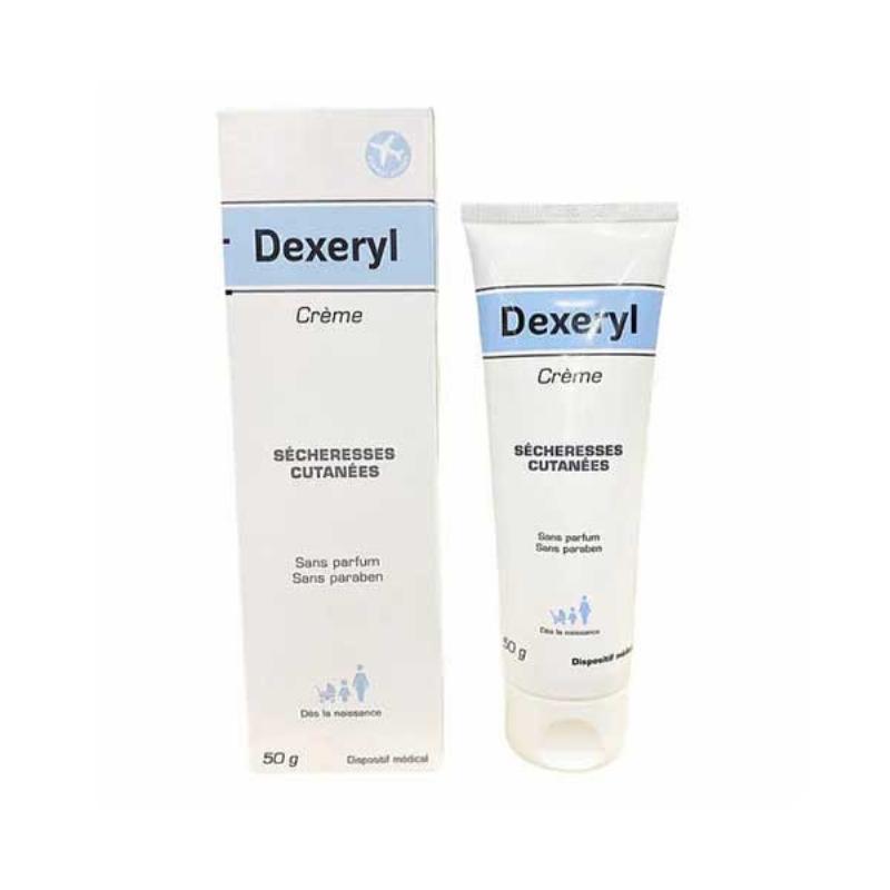 Hình ảnh bàn tay người lớn thoa Vaseline lên vùng da đóng bỉm của em bé, minh họa công dụng của vaseline cho trẻ em