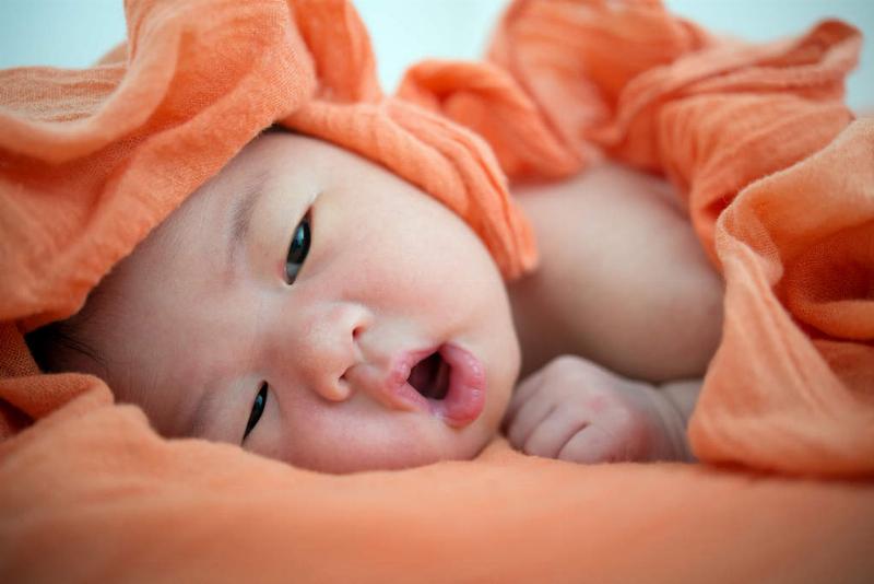 Minh họa các bước thay bỉm đúng cách cho em bé, bao gồm làm sạch và để khô da