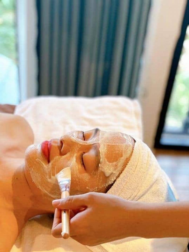 Kỹ thuật chăm sóc da mặt chuyên nghiệp tại Sen Spa Nha Trang, sử dụng sản phẩm thiên nhiên