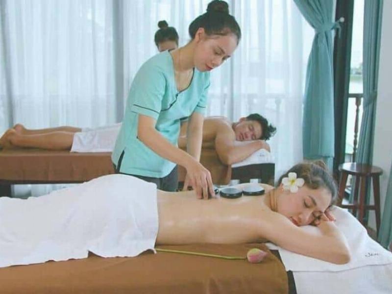 Liệu trình massage đá nóng tại Sen Spa Nha Trang, giúp thư giãn sâu cơ bắp và tăng cường tuần hoàn