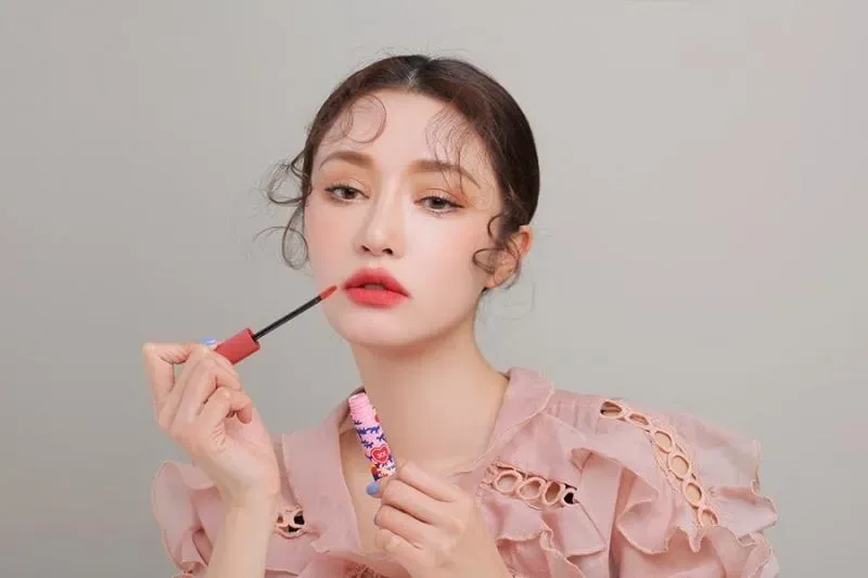 Nhan vien Hasaki tu van khach hang ve san pham lam dep tai cua hang