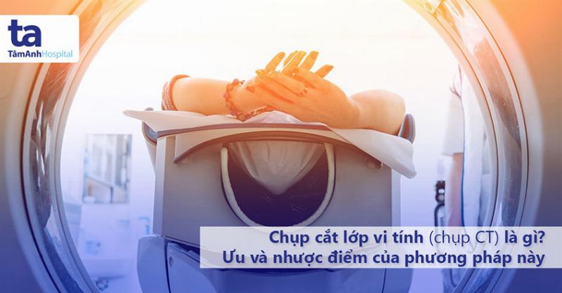 Một người đang tìm kiếm thông tin và so sánh các phòng khám da liễu tphcm trên laptop hoặc máy tính để bàn