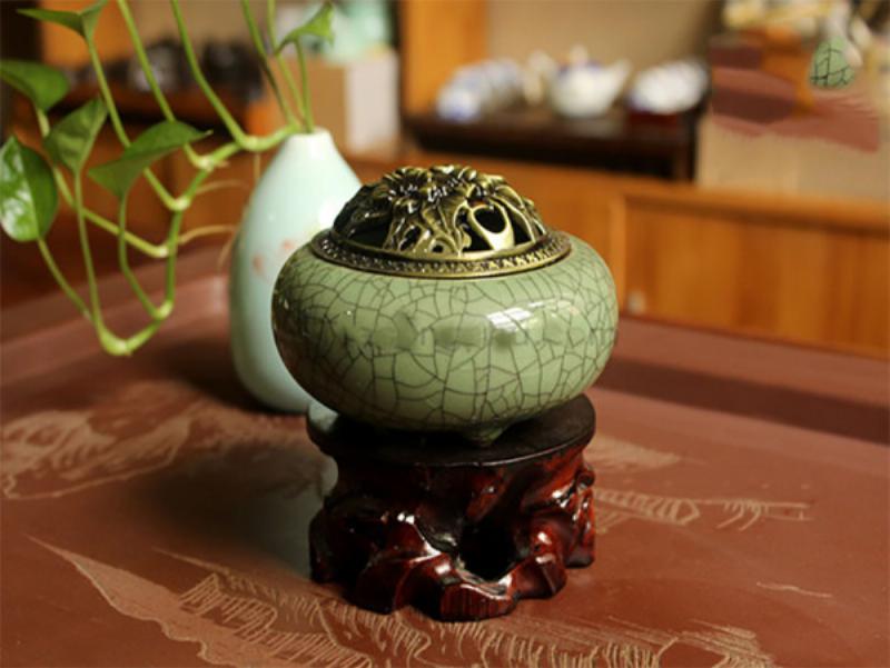 Gần các thành phần thảo mộc tự nhiên như gừng, sả, bồ kết, vỏ bưởi được sắp xếp đẹp mắt