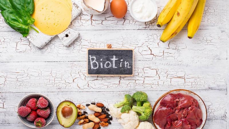 Hình ảnh minh họa viên uống biotin được đặt trên lòng bàn tay, gợi ý việc sử dụng hàng ngày