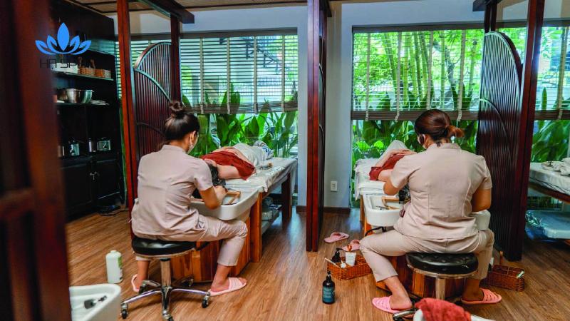 Khách hàng đang chờ đợi hoặc thảo luận tại khu vực tiếp tân của một spa gội đầu dưỡng sinh