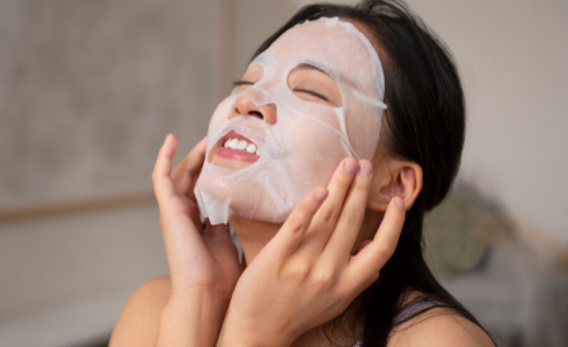 Bác sĩ da liễu giả định đưa ra lời khuyên về việc sử dụng dầu tẩy trang Hada Labo, nhấn mạnh tầm quan trọng của nhũ hóa