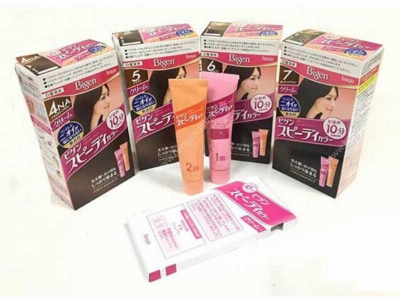 Hình ảnh kết thúc bài viết: Một hộp thuốc nhuộm Bigen đặt cạnh mái tóc óng mượt đã được phủ bạc thành công, thể hiện kết quả tích cực