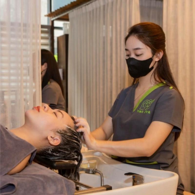 Khách hàng đang tận hưởng khoảnh khắc thư giãn trong khi được gội đầu dưỡng sinh