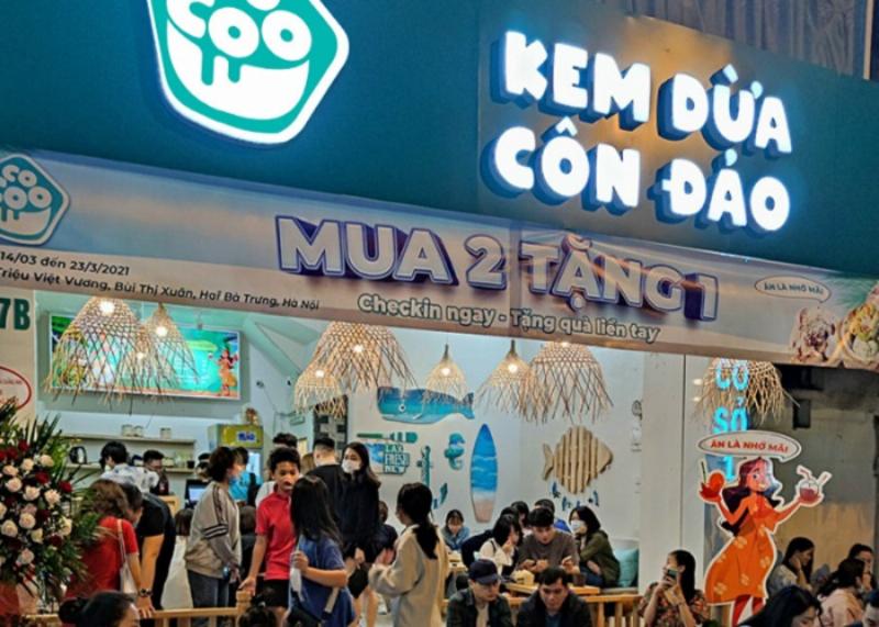 Du khách thưởng thức kem dừa Côn Đảo với view biển