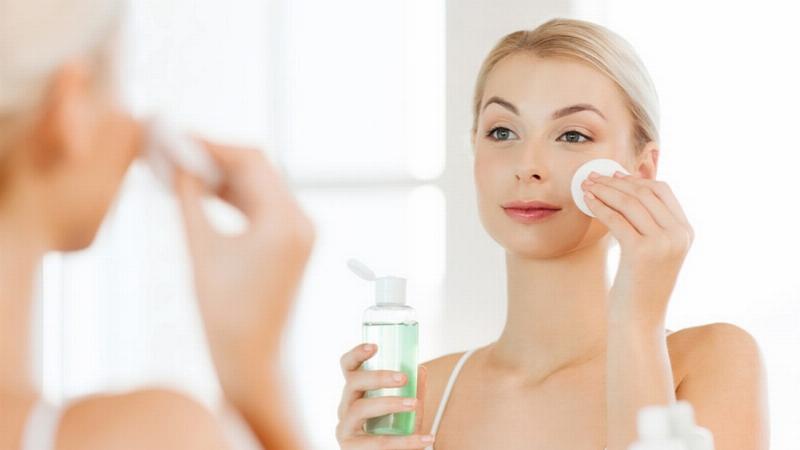 Miếng dán mụn Derma Angel hỗ trợ giảm nguy cơ hình thành sẹo thâm và sẹo rỗ sau mụn.