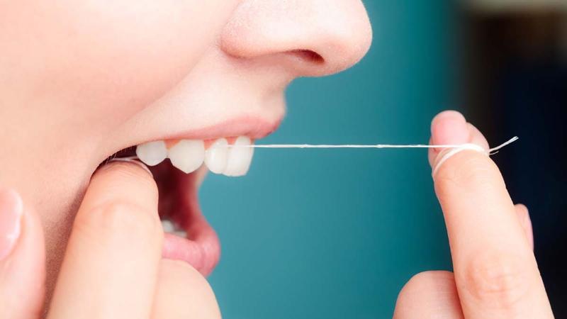 Minh họa sự thật về việc sử dụng chỉ nha khoa Oral-B không làm răng thưa mà giúp làm sạch hiệu quả