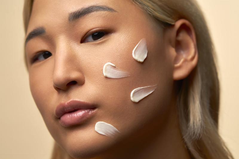Áp dụng kem nền bằng cách dặm nhẹ lên lớp kem chống nắng.