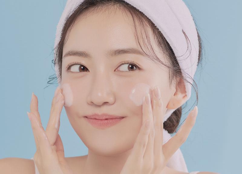 Hình ảnh minh họa sự thay đổi tích cực của làn da khô sau khi sử dụng sữa rửa mặt CeraVe Hydrating, từ khô căng sang ẩm mịn