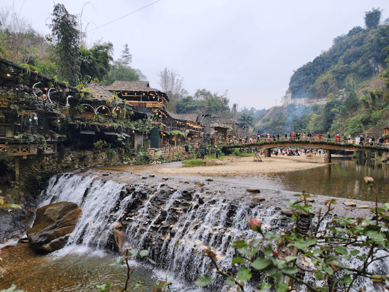 Hinh anh mot cai dong ho cat dat canh mot bat hon hop uy trang cafe goi y thoi gian cho ket qua